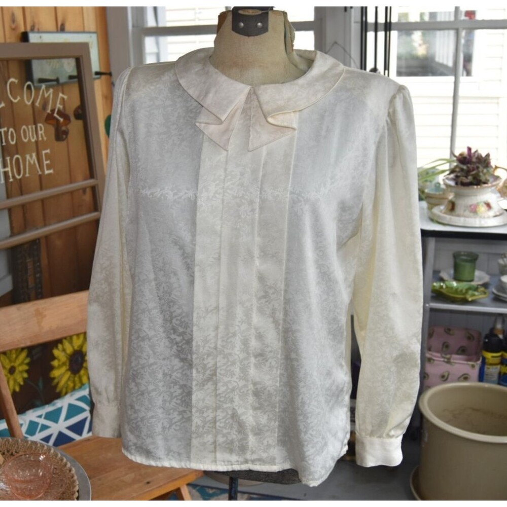 1970s Bill Blass Ivory Blouse: Large Designer Pleated Top Front Bow Size Large
